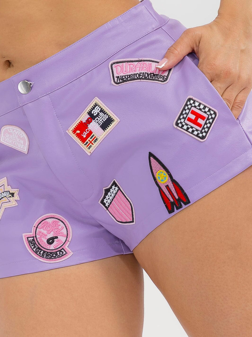 WOMEN'S BUTTON CLOSURE POCKETS GRAPHIC PU PLEATHER MINI SHORTS