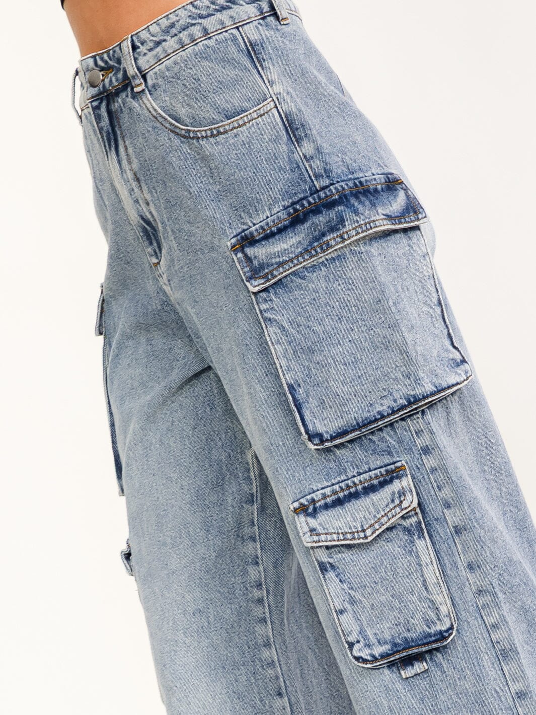 WOMEN'S BUTTON CLOSURE CARGO POCKETS WIDE LEG DENIM PANTS