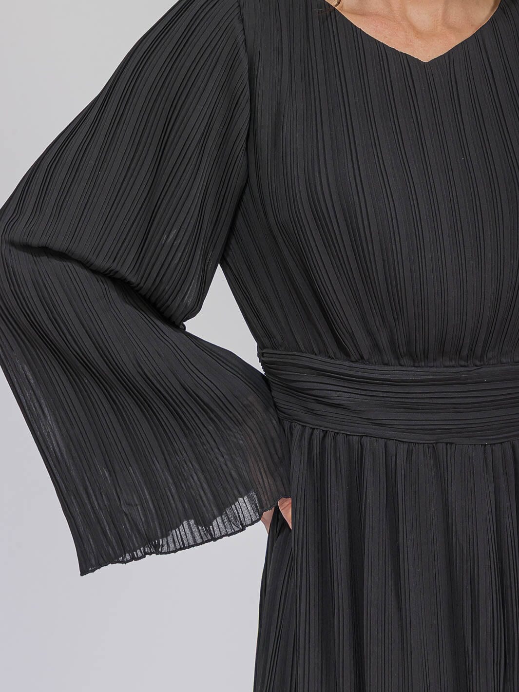 WOMEN'S LONG BELL SLEEVE V-NECK PLEATED MAXI DRESS