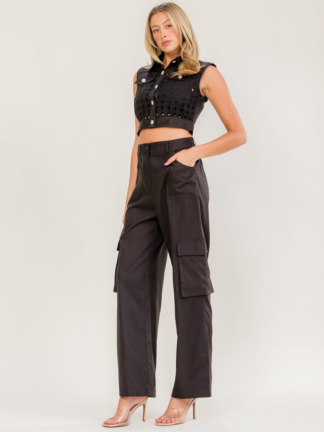 WOMEN'S SLEEVELESS BLOUSE & ELASTIC WAIST PANTS EYELET DETAILED 2PC. SET
