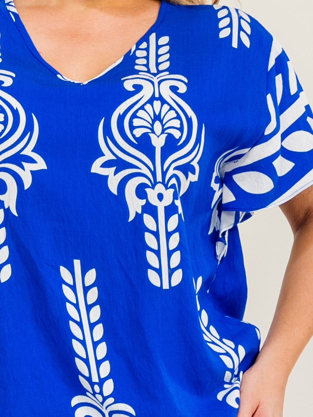 PLUS SIZE SHORT SLEEVE V-NECK BLOUSE & ELASTIC WAIST POCKETS PANTS MULTI PRINT 2PC. SET