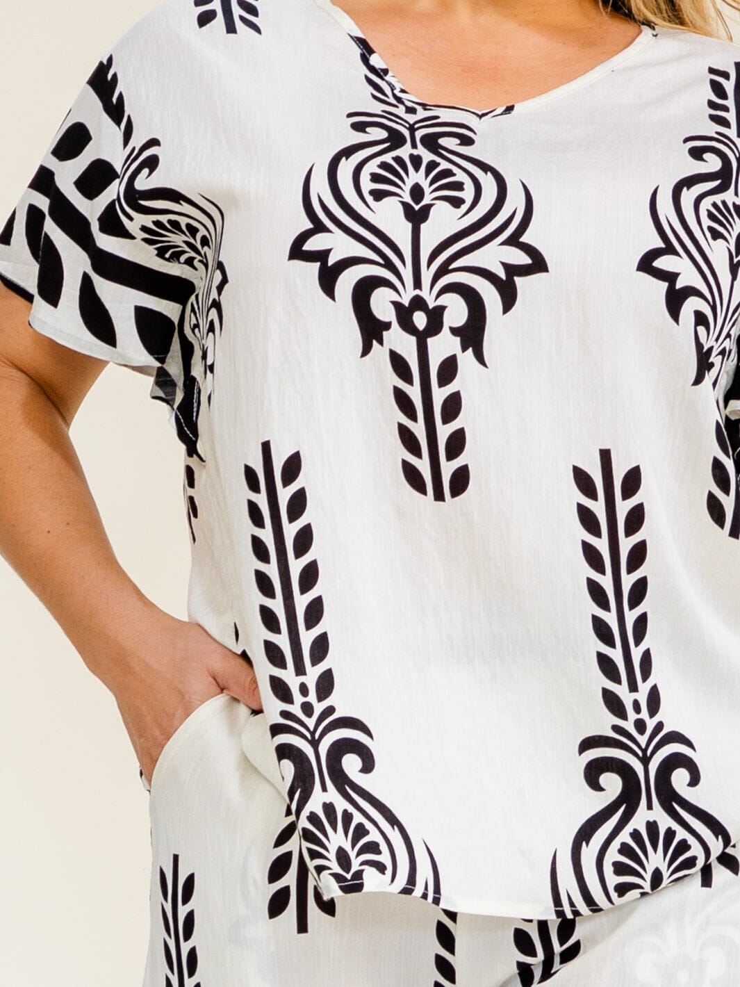 PLUS SIZE SHORT SLEEVE V-NECK BLOUSE & ELASTIC WAIST POCKETS PANTS MULTI PRINT 2PC. SET