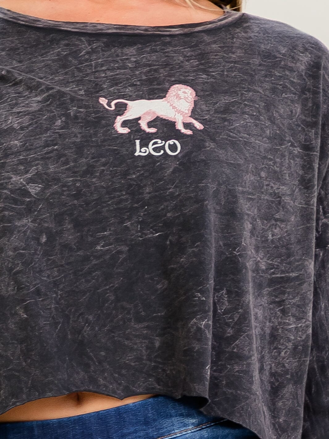 WOMEN'S LONG SLEEVE LEO GRAPHIC WASHED TOP