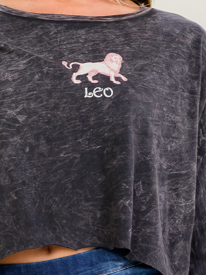 WOMEN'S LONG SLEEVE LEO GRAPHIC WASHED TOP