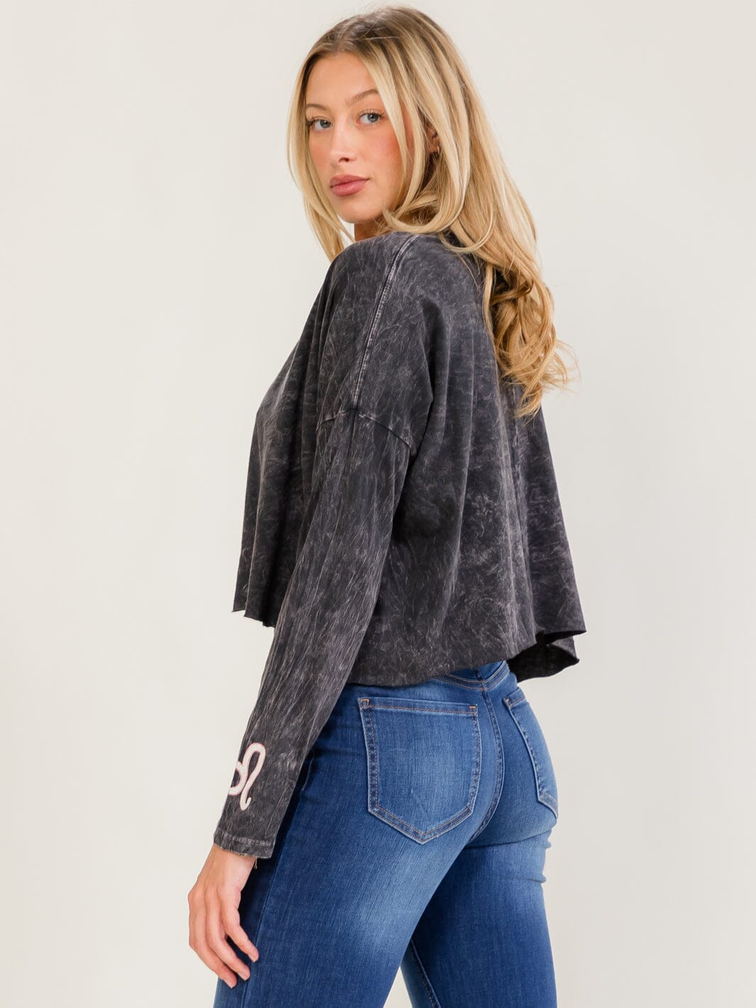 WOMEN'S LONG SLEEVE LEO GRAPHIC WASHED TOP