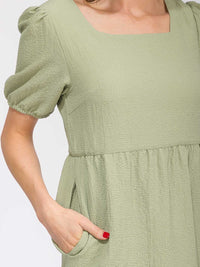 WOMEN'S SHORT SLEEVE SQUARE NECK FRONT POCKETS TIERED MIDI DRESS