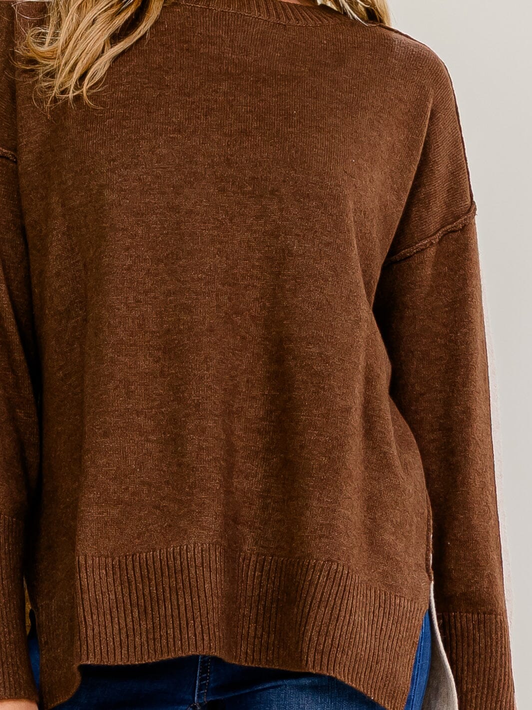 WOMEN'S LONG SLEEVE COLORBLOCK HIGH-LOW PULLOVER SWEATER