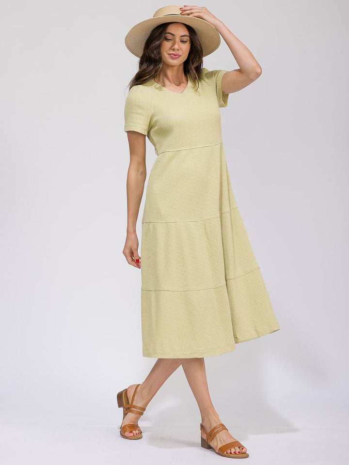 WOMEN'S SHORT SLEEVE FRONT POCKETS TIERED WAFFLE MIDI DRESS