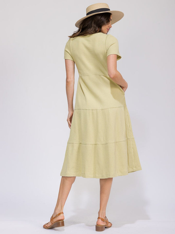 WOMEN'S SHORT SLEEVE FRONT POCKETS TIERED WAFFLE MIDI DRESS