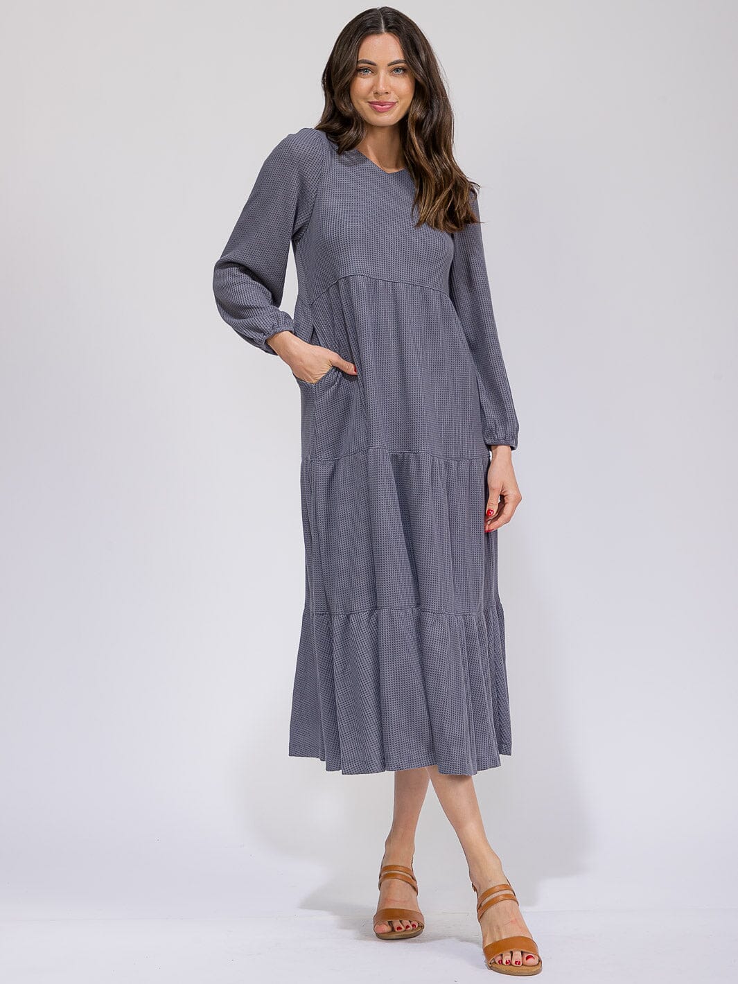 WOMEN'S LONG SLEEVE FRONT POCKETS TIERED WAFFLE MAXI DRESS