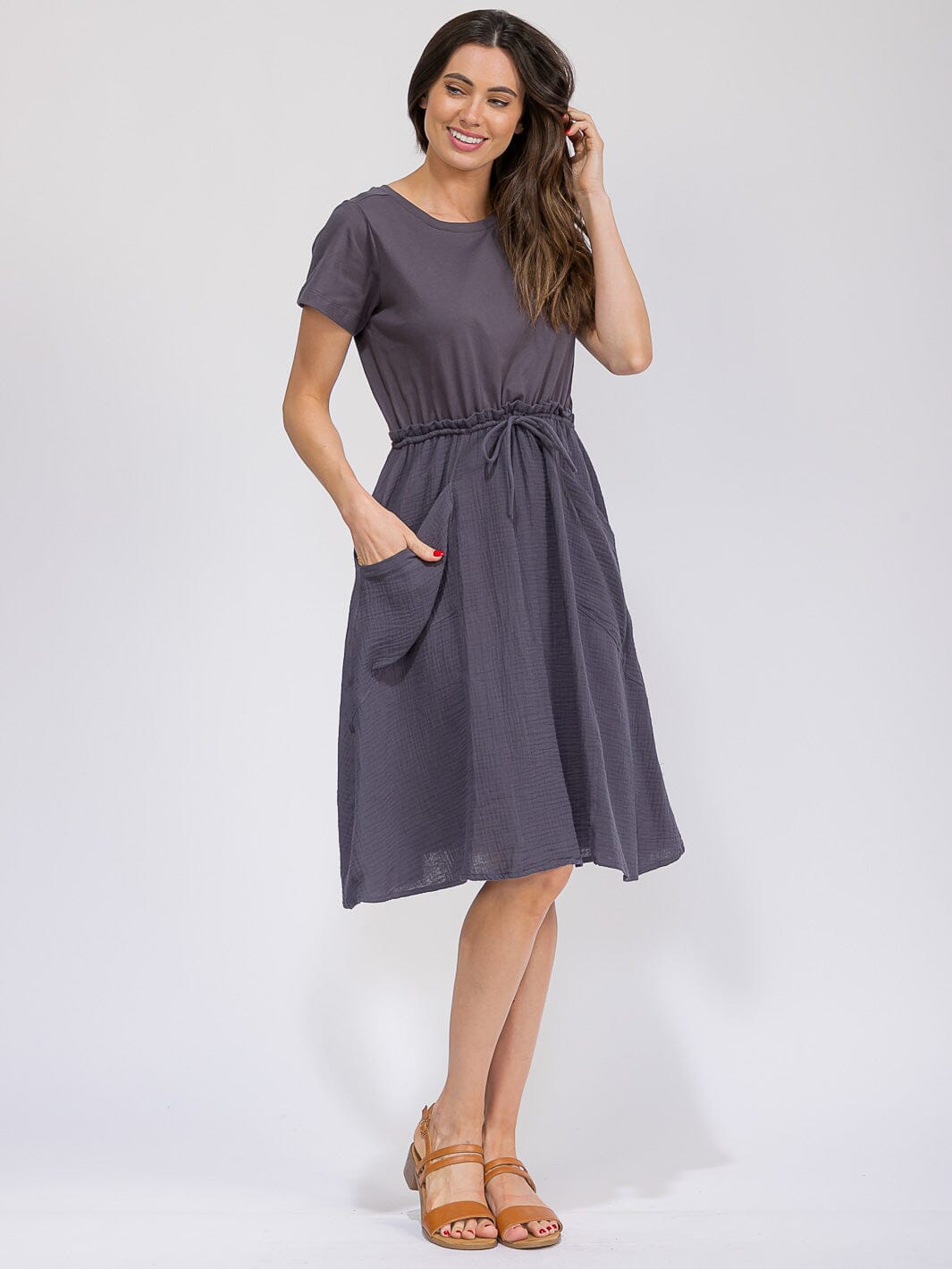 WOMEN'S SHORT SLEEVE ELASTIC WAIST FRONT POCKETS CONTRAST MIDI DRESS