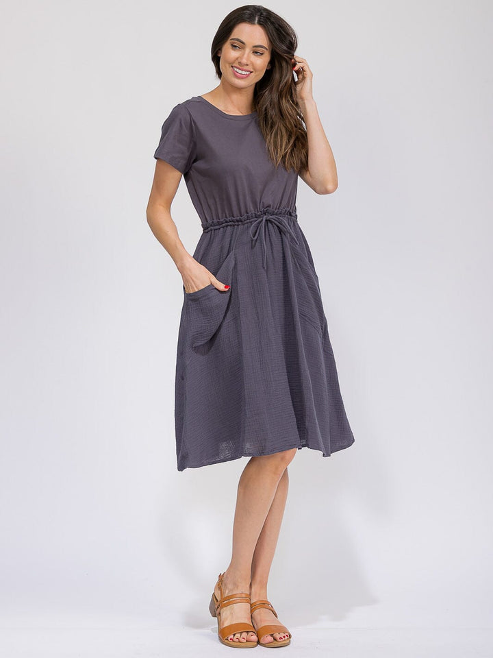 WOMEN'S SHORT SLEEVE ELASTIC WAIST FRONT POCKETS CONTRAST MIDI DRESS