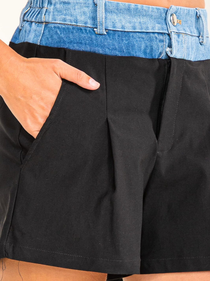 WOMEN'S BUTTON CLOSURE ELASTIC WAIST FRONT POCKETS CONTRAST MINI SHORTS
