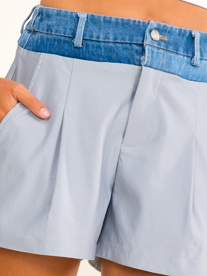 WOMEN'S BUTTON CLOSURE ELASTIC WAIST FRONT POCKETS CONTRAST MINI SHORTS