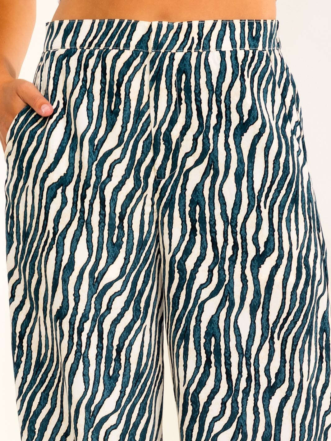 WOMEN'S BUTTON CLOSURE ELASTIC WAIST FRONT POCKETS PRINT WIDE LEG PANTS