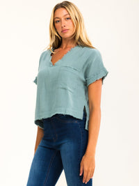 ENTRO WOMEN'S SHORT SLEEVE V-NECK FRONT POCKET HIGH-LOW RAW EDGE TOP
