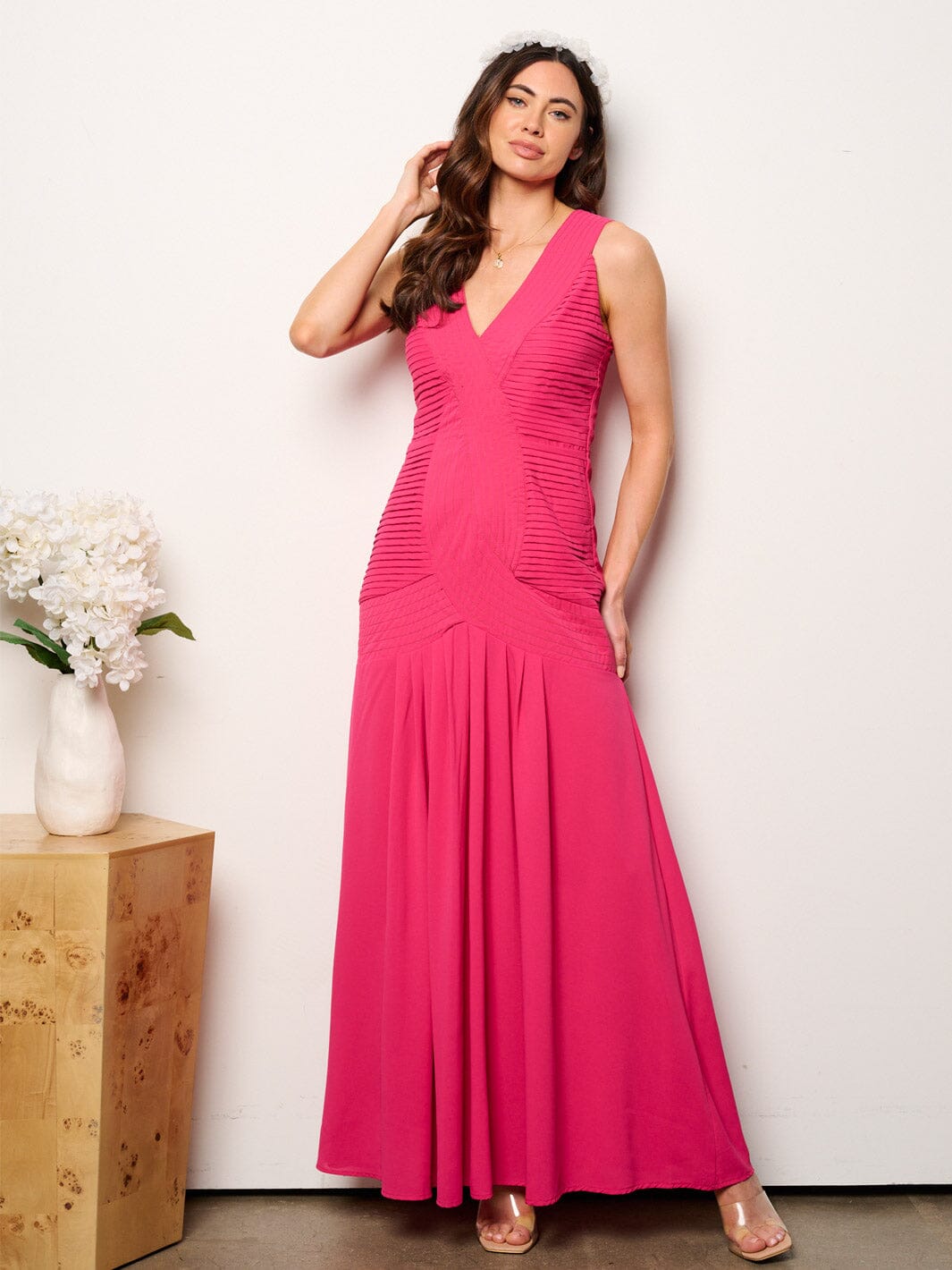WOMEN'S SLEEVELESS V-NECK DETAILED MAXI DRESS