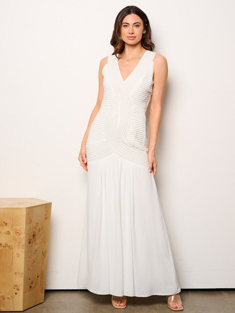 WOMEN'S SLEEVELESS V-NECK DETAILED MAXI DRESS
