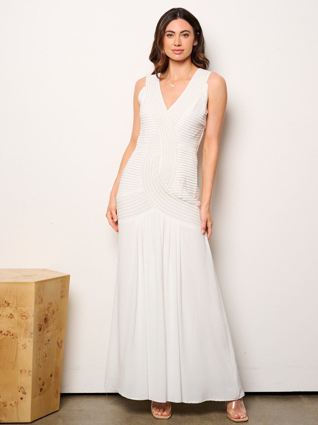 WOMEN'S SLEEVELESS V-NECK DETAILED MAXI DRESS