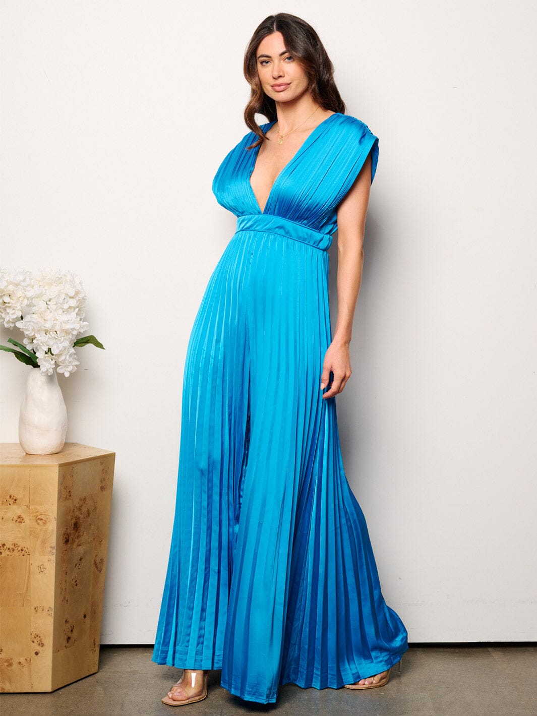 WOMEN'S SLEEVELESS V-NECL PLEATED WIDE LEG JUMPSUIT