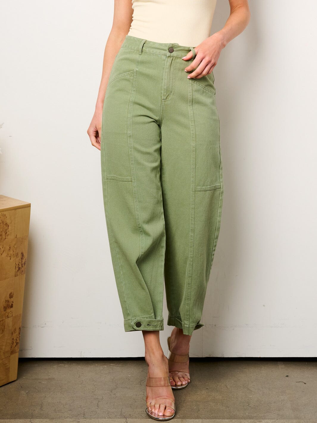 WOMEN'S BUTTON CLOSURE POCKETS DETAILED LEG DENIM PANTS