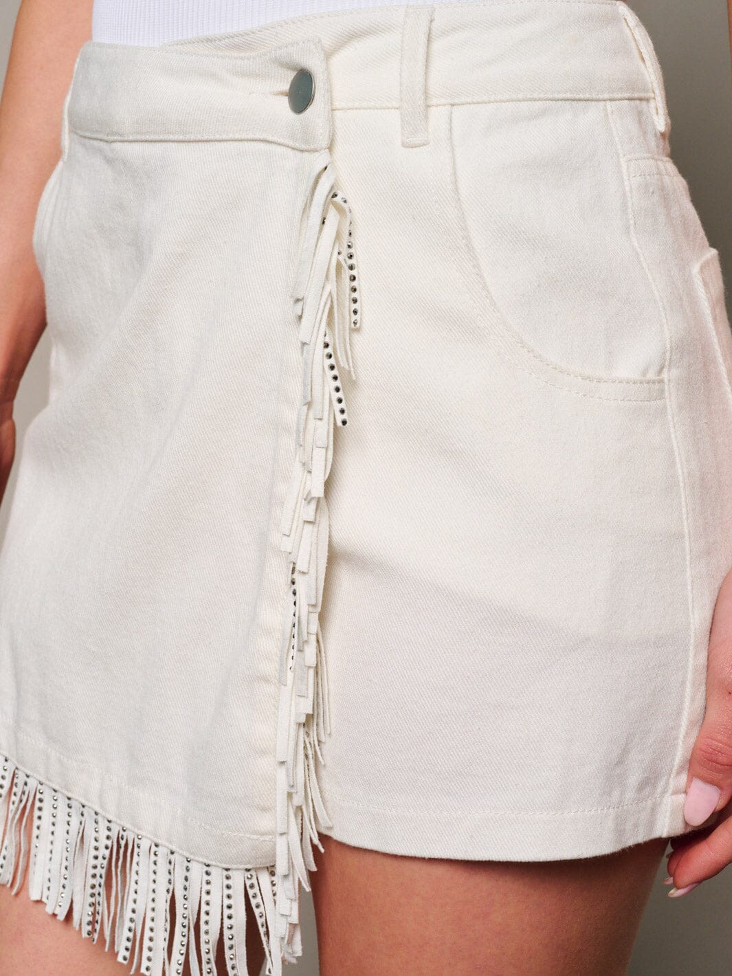 WOMEN'S BUTTON CLOSURE POCKETS FRINGE DETAILED DENIM MINI SKORT