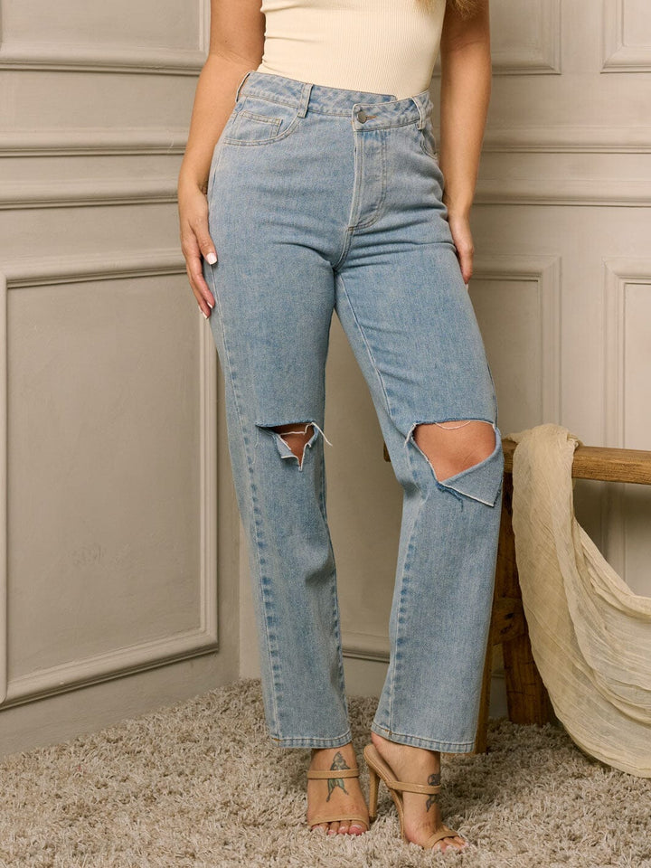 WOMEN'S BUTTON CLOSURE CUT OUT KNEE DISTRESSED DENIM JEANS
