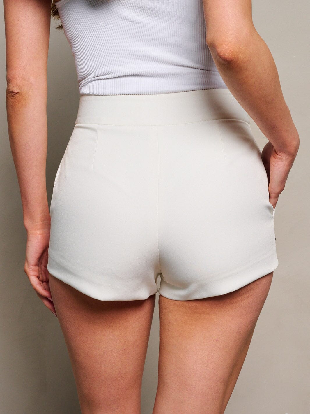 WOMEN'S BUTTON CLOSURE POCKETS STUDS DETAILED MINI SHORT