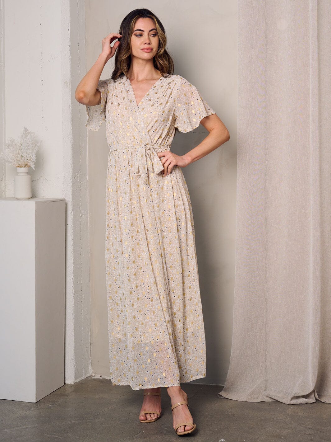 WOMEN'S SHORT SLEEVE SURPLICE SHIMMER DETAILED FLORAL MAXI DRESS