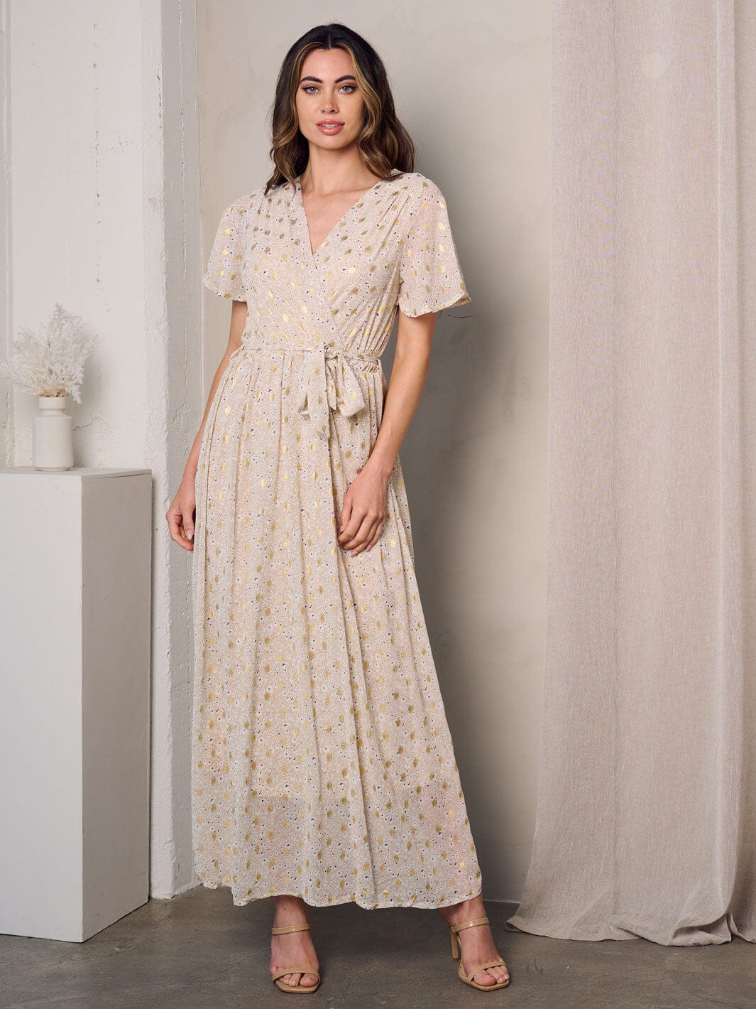 WOMEN'S SHORT SLEEVE SURPLICE SHIMMER DETAILED FLORAL MAXI DRESS