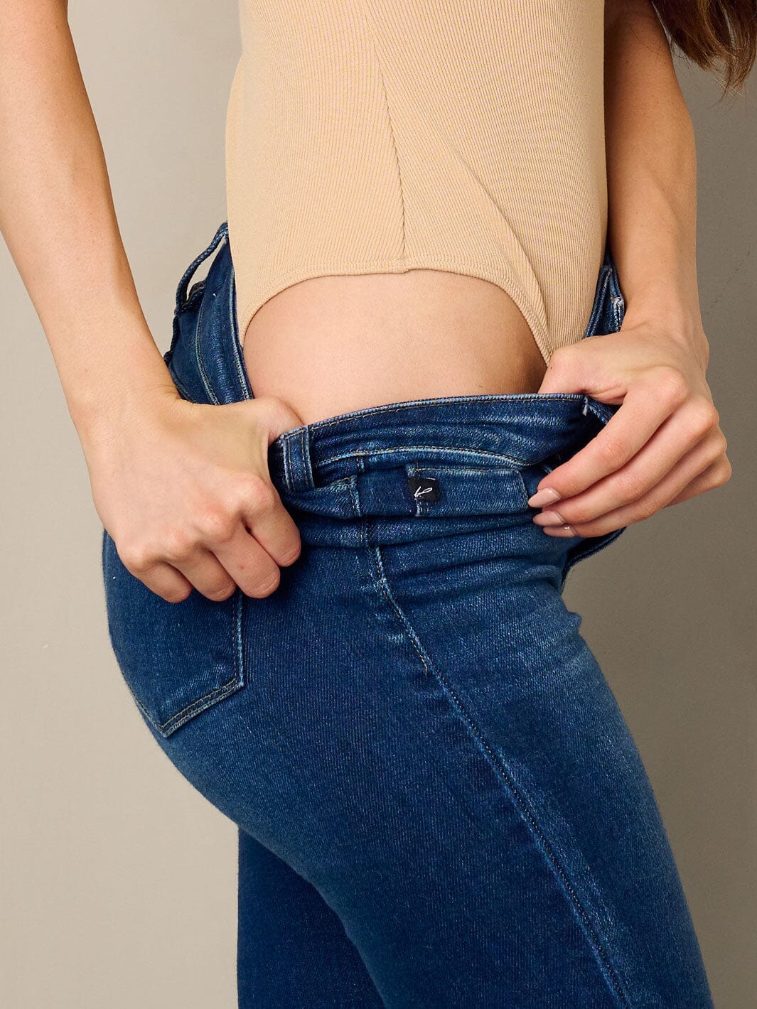 WOMEN'S SLEEVELESS SOLID BODYSUIT