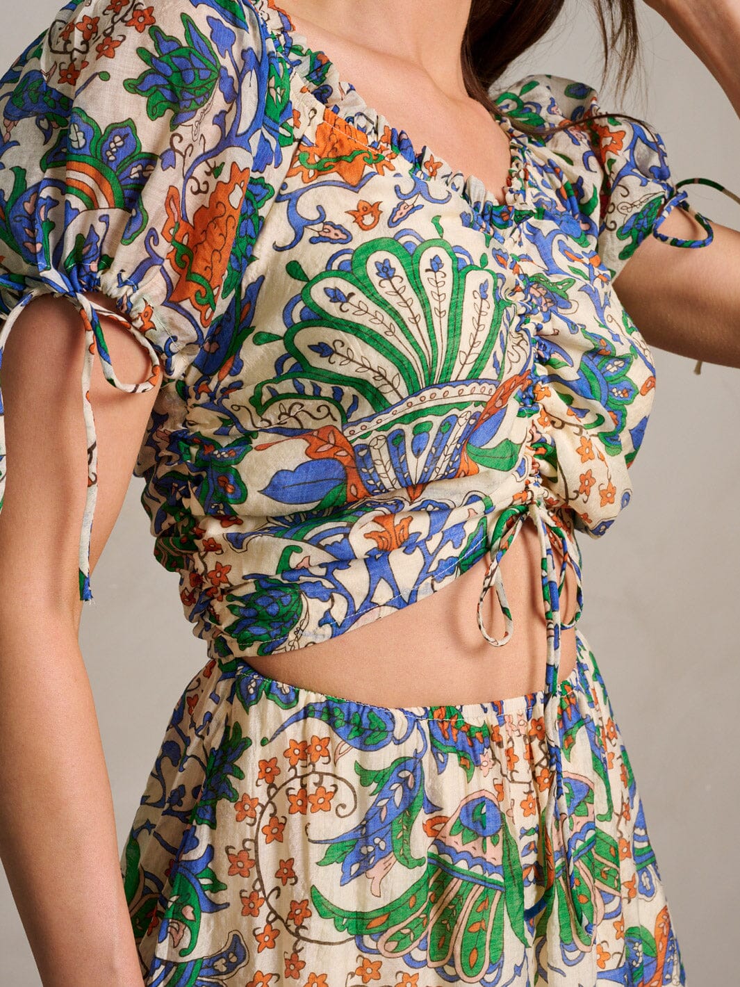 WOMEN'S SHORT SLEEVE RUCHING CUT OUT FRONT PRINTED MINI DRESS