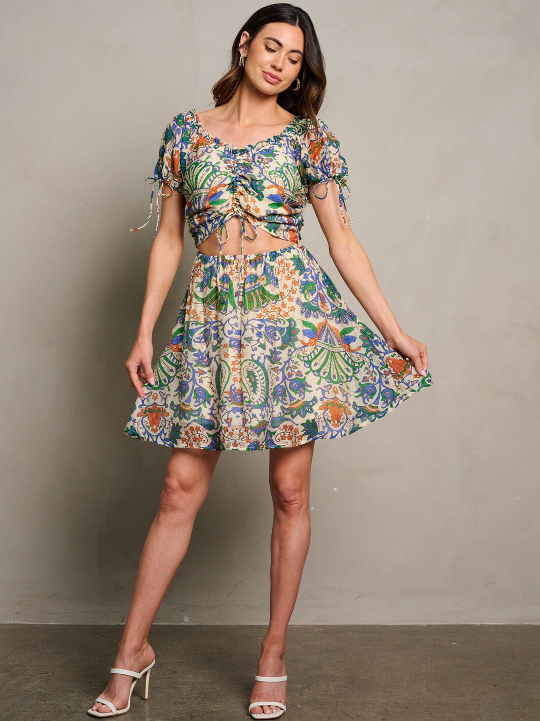 WOMEN'S SHORT SLEEVE RUCHING CUT OUT FRONT PRINTED MINI DRESS