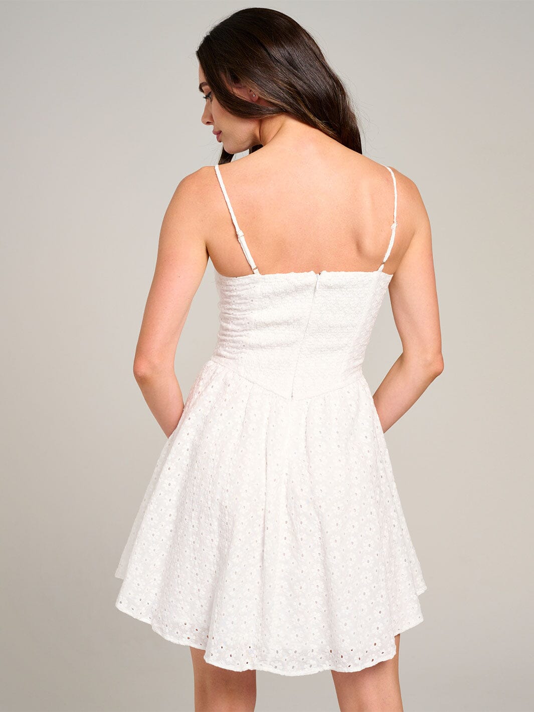 WOMEN'S SLEEVELESS V-NECK SMOCK EYELET MINI DRESS