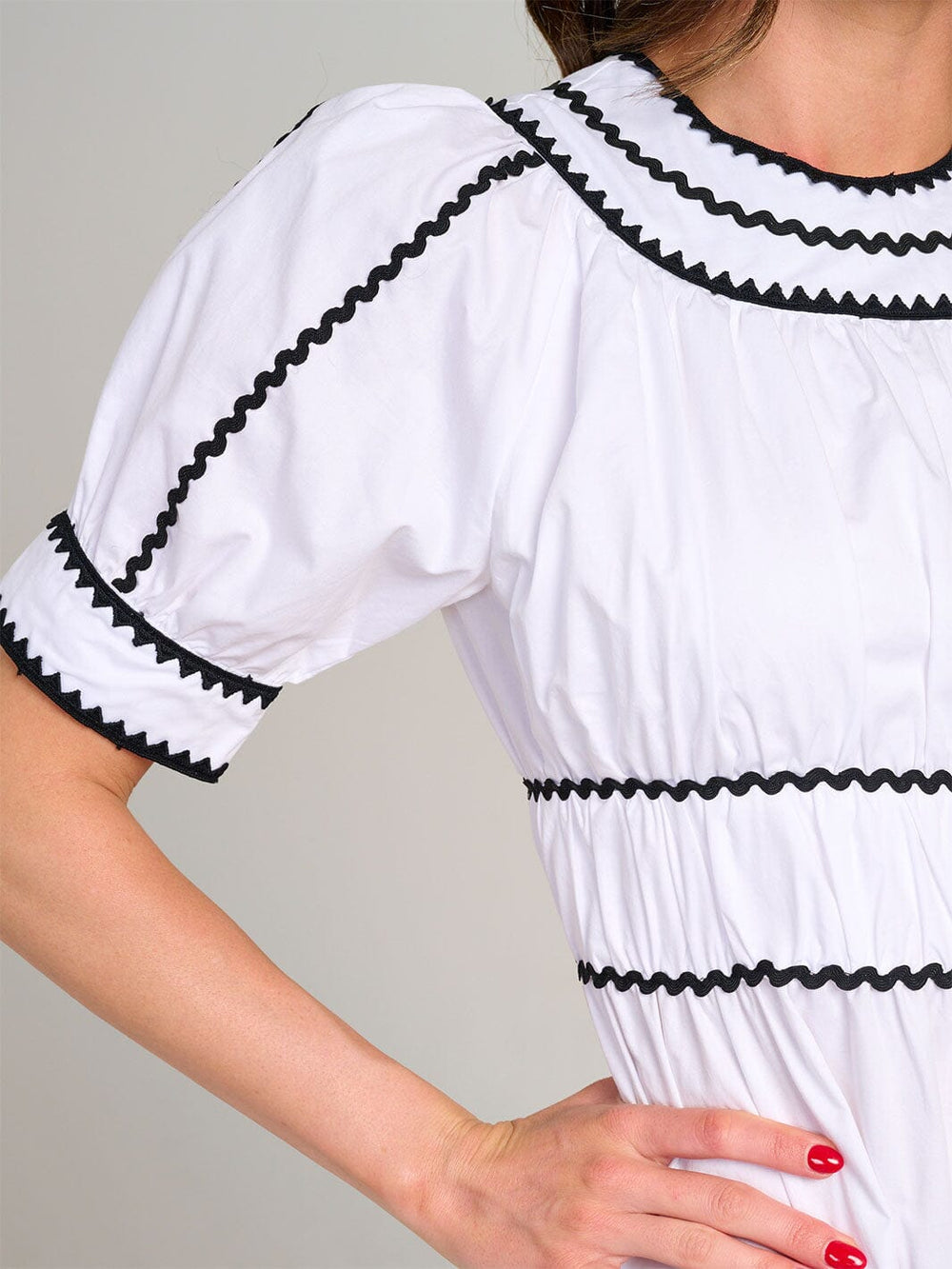 WOMEN'S SHORT SLEEVE TRIM DETAILED FIT & FLARE MAXI DRESS