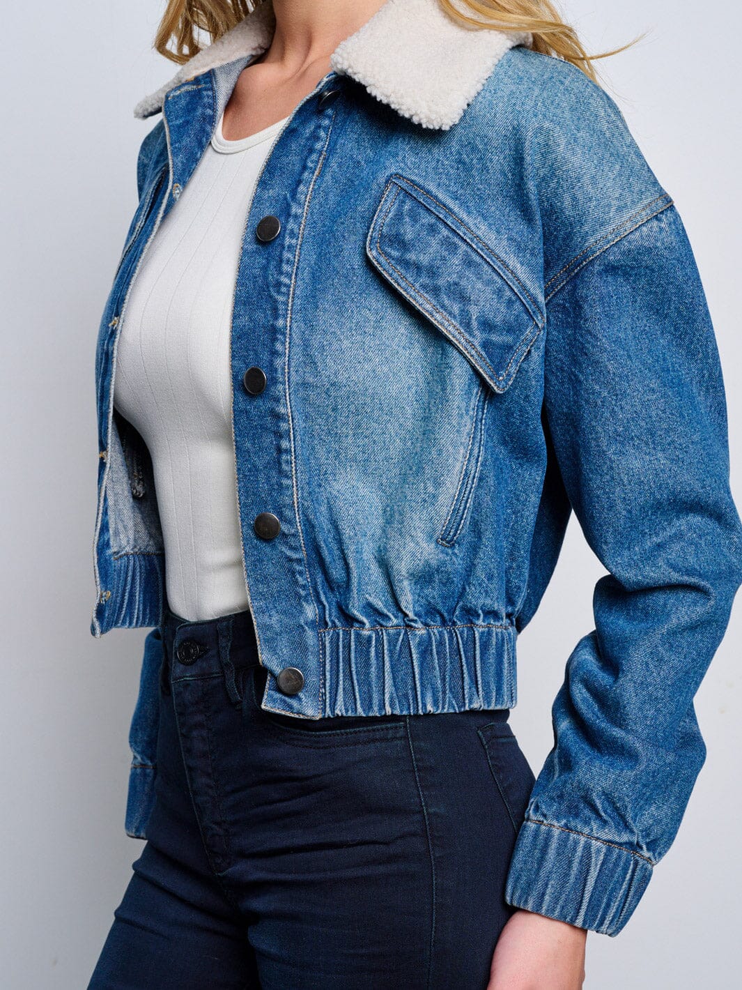 WOMEN'S LONG SLEEVE BUTTON CLOSURE SHERPA COLLAR DENIM JACKET