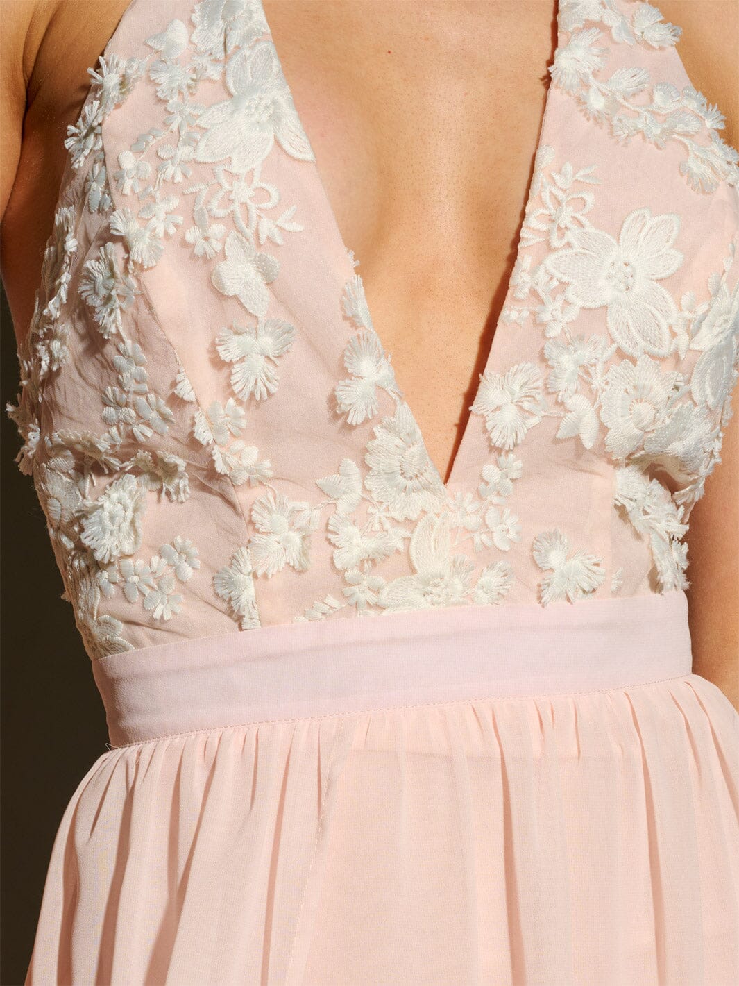 WOMEN'S SLEEVELESS V-NECK DETAILED MAXI DRESS