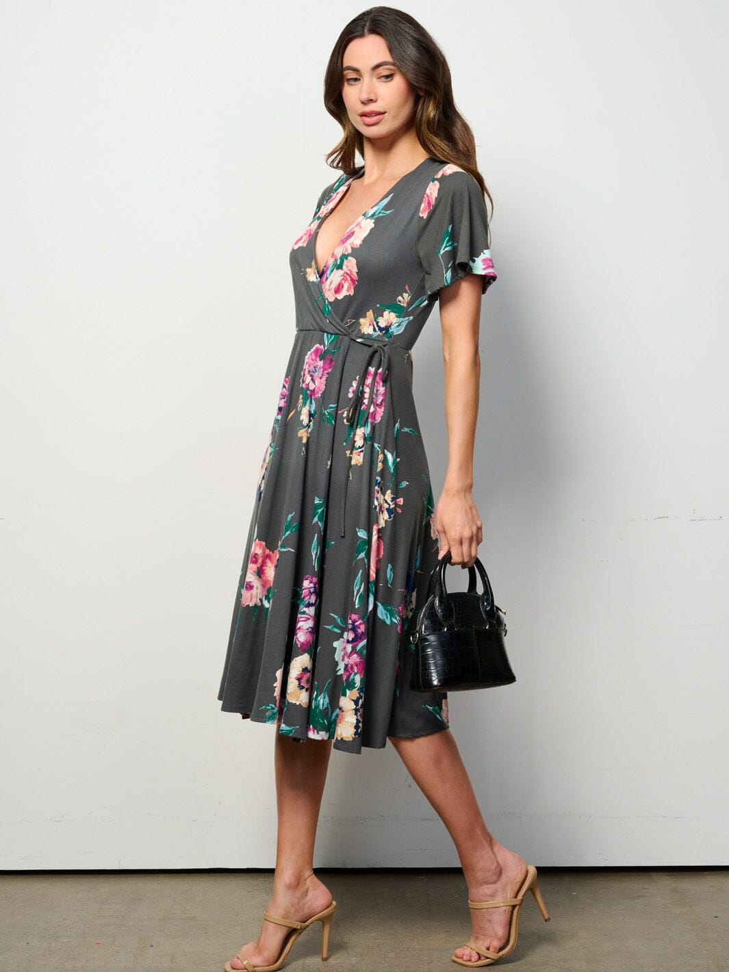 WOMEN'S SHORT SLEEVE SURPLICE ELASTIC WAIST FLORAL MIDI DRESS