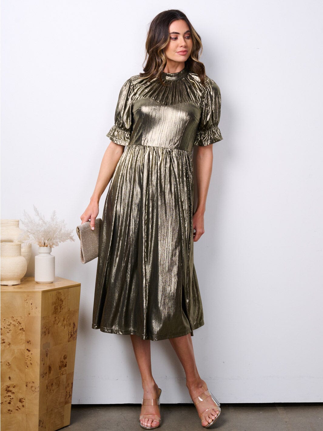 WOMEN'S SHORT SLEEVE MOCK NECK OPEN BACK SHIMMER MIDI DRESS