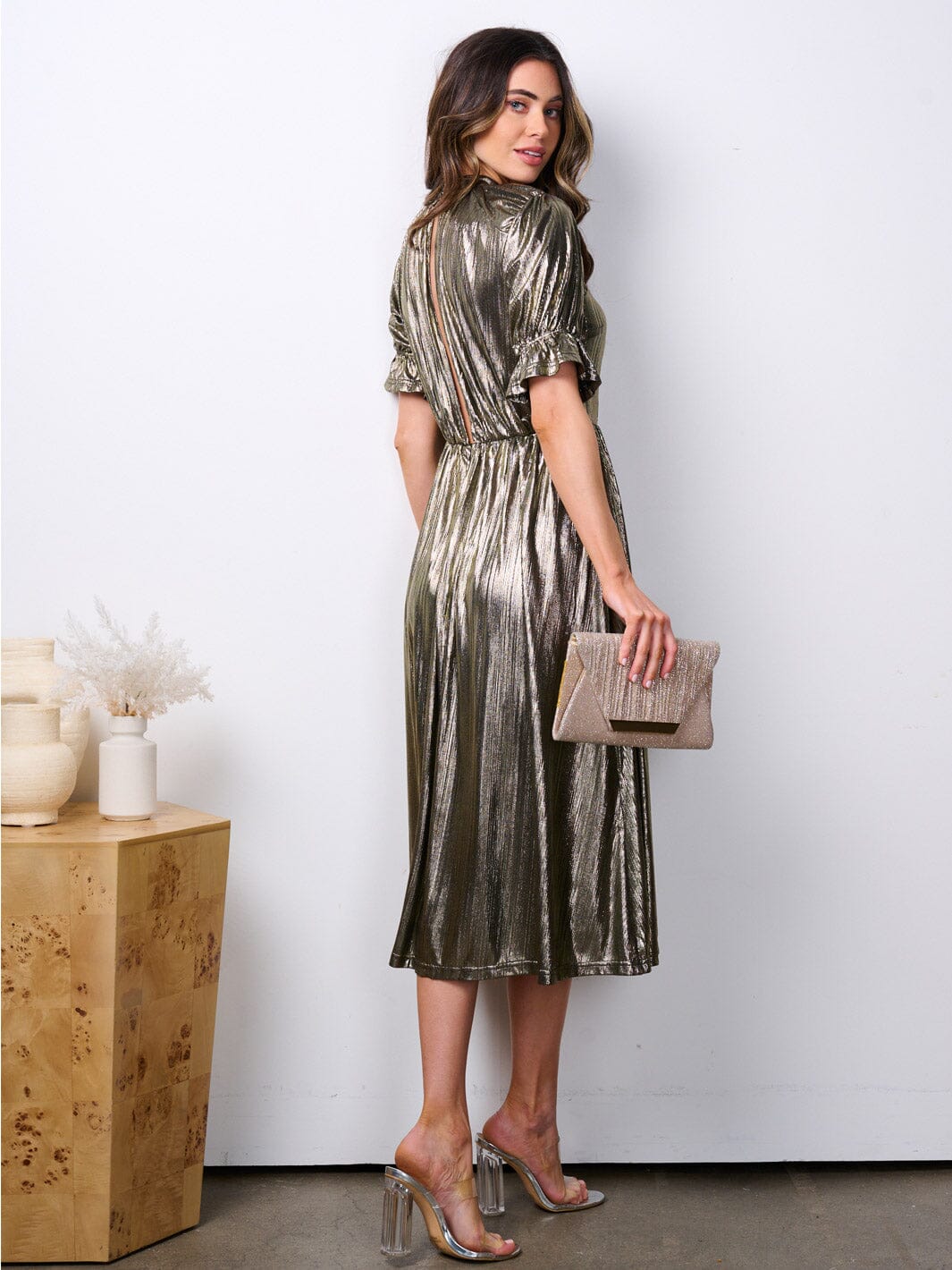 WOMEN'S SHORT SLEEVE MOCK NECK OPEN BACK SHIMMER MIDI DRESS
