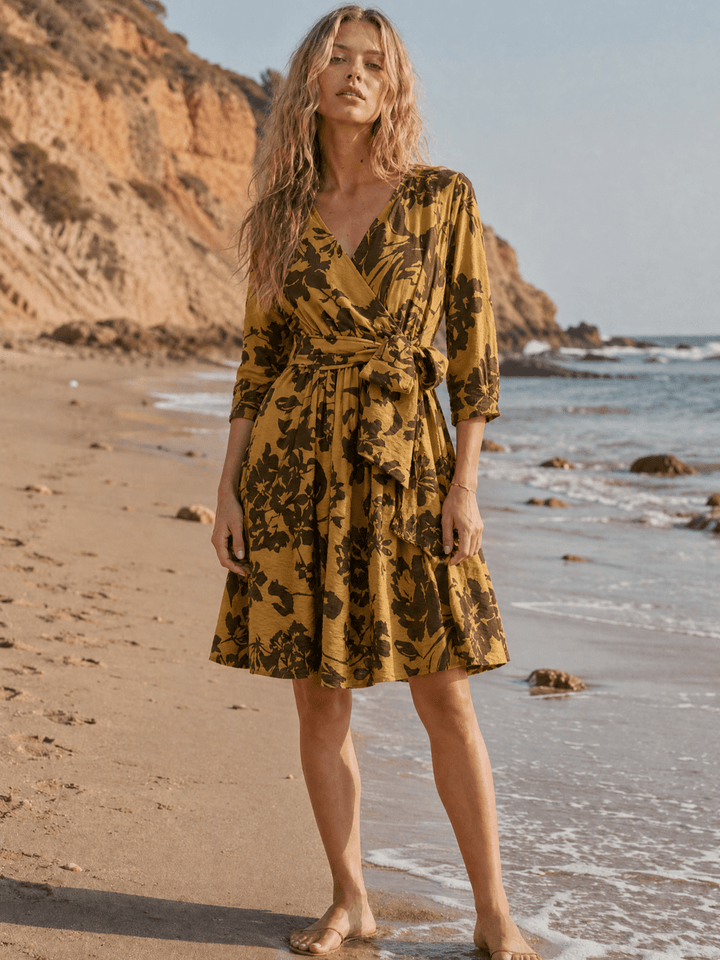 WOMEN'S SHORT SLEEVE SURPLICE ELASTIC WAIST FRONT POCKETS MULTI PRINT MINI DRESS