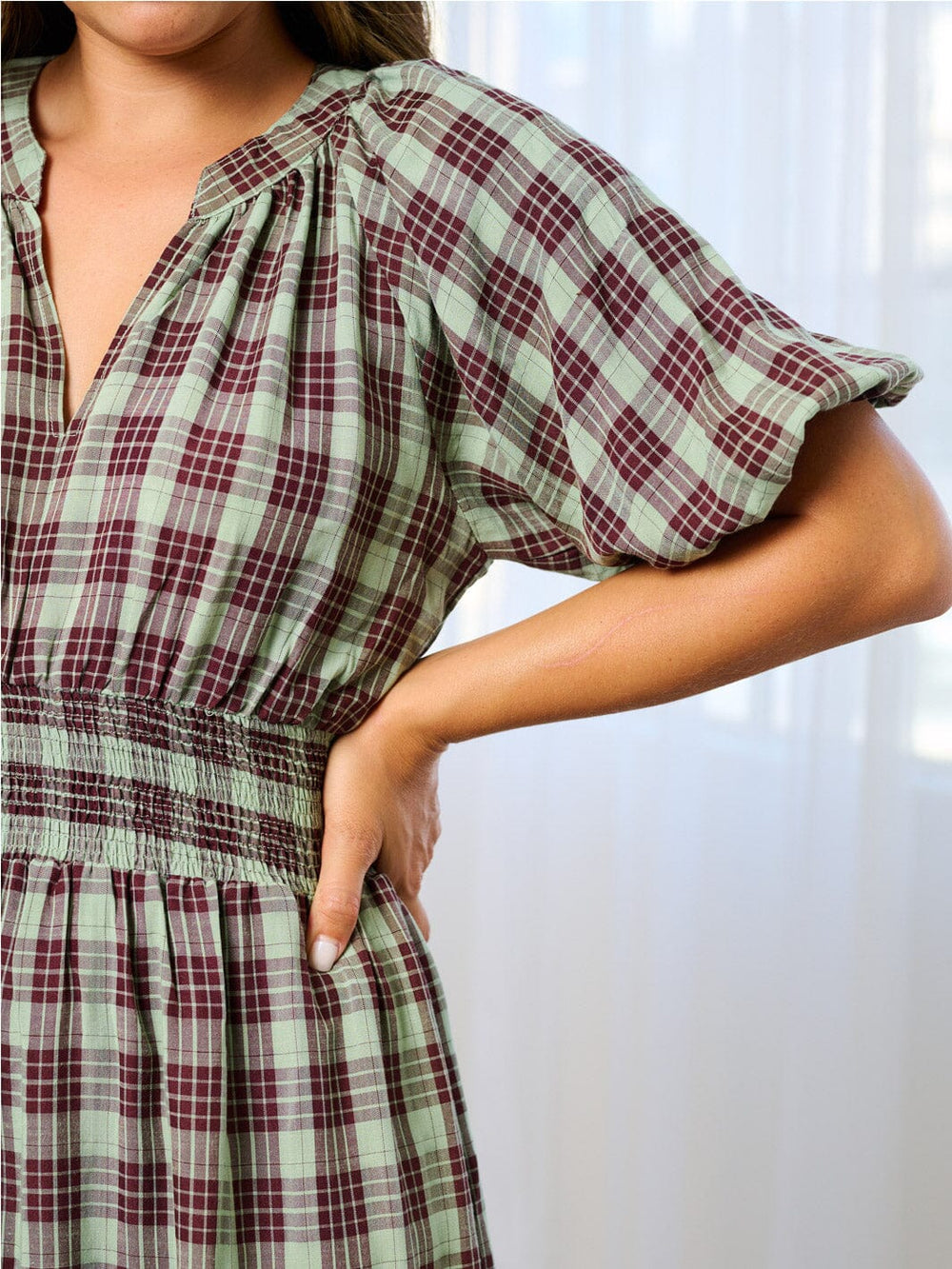 WOMEN'S SHORT SLEEVE V-NECK SMOCK WAIST PLAID MAXI DRESS
