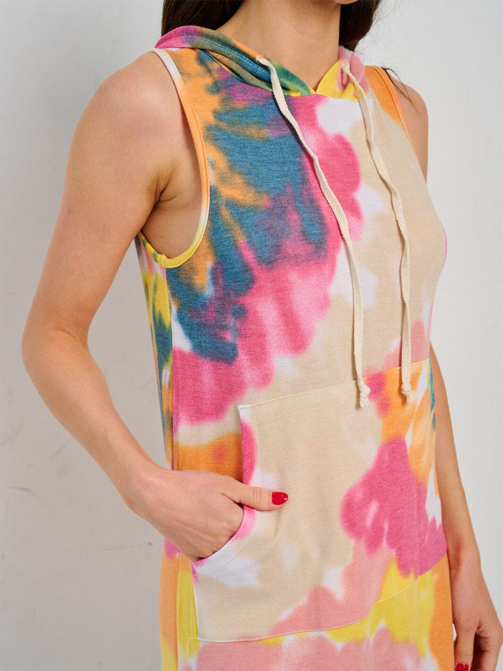 WOMEN'S SLEEVELESS FRONT POCKET HOODED TIE DYE MINI DRESS
