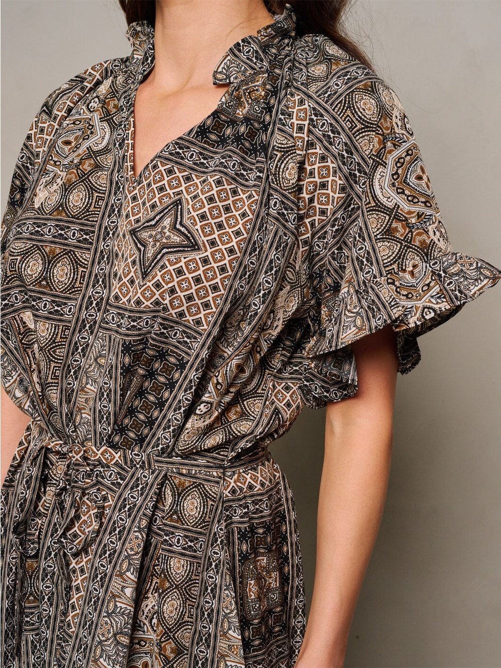 WOMEN'S SHORT SLEEVE V-NECK SELF TIE MULTI PRINT HIGH LOW MIDI DRESS
