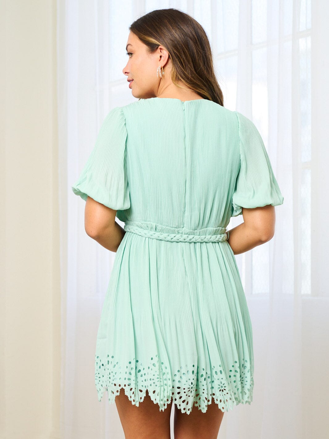 WOMEN'S SHORT SLEEVE V-NECK SELF TIE TRIM DETAILED RIBBED MINI DRESS