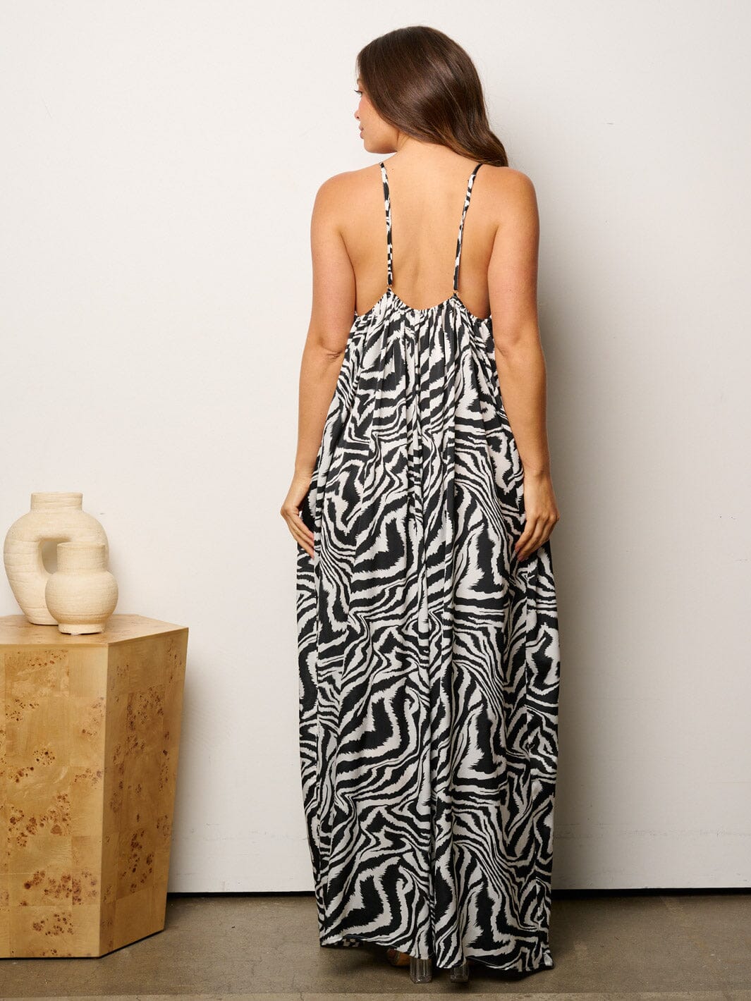 WOMEN'S SLEEVELESS V-NECK ANIMAL PRINT MAXI DRESS