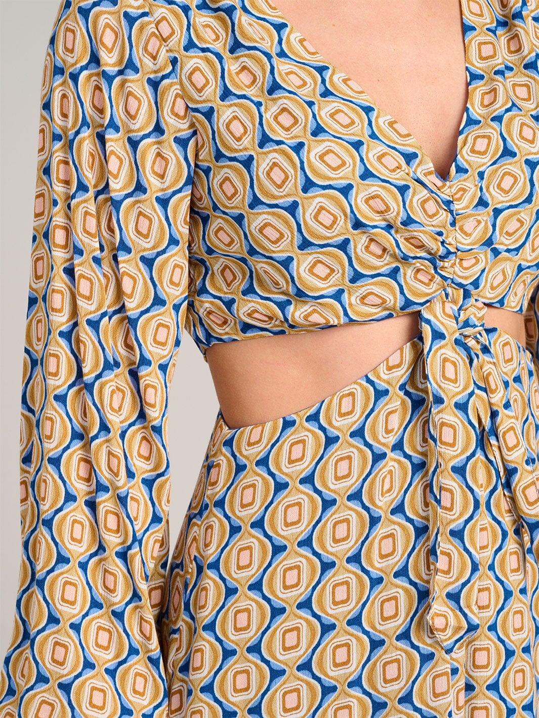 WOMEN'S LONG SLEEVE V-NECK CUT OUT PRINTED MINI DRESS