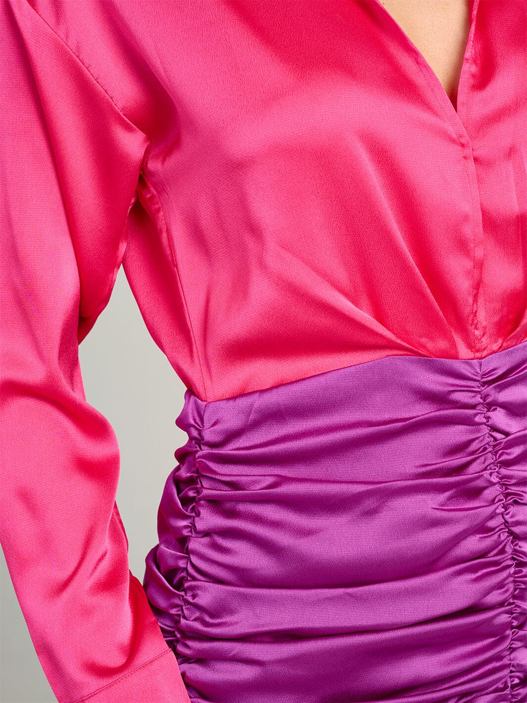 WOMEN'S LONG SLEEVE V-NECK RUCHED COLORBLOCK BODYCON MINI DRESS