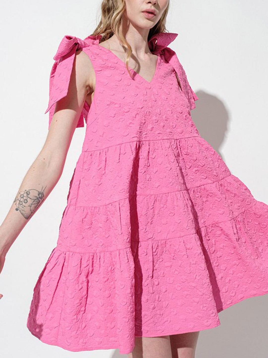 WOMEN'S SLEEVELESS V-NECK POCKETS TIERED MINI DRESS