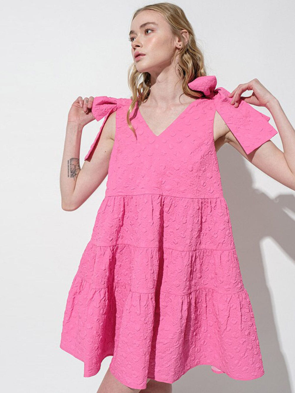 WOMEN'S SLEEVELESS V-NECK POCKETS TIERED MINI DRESS